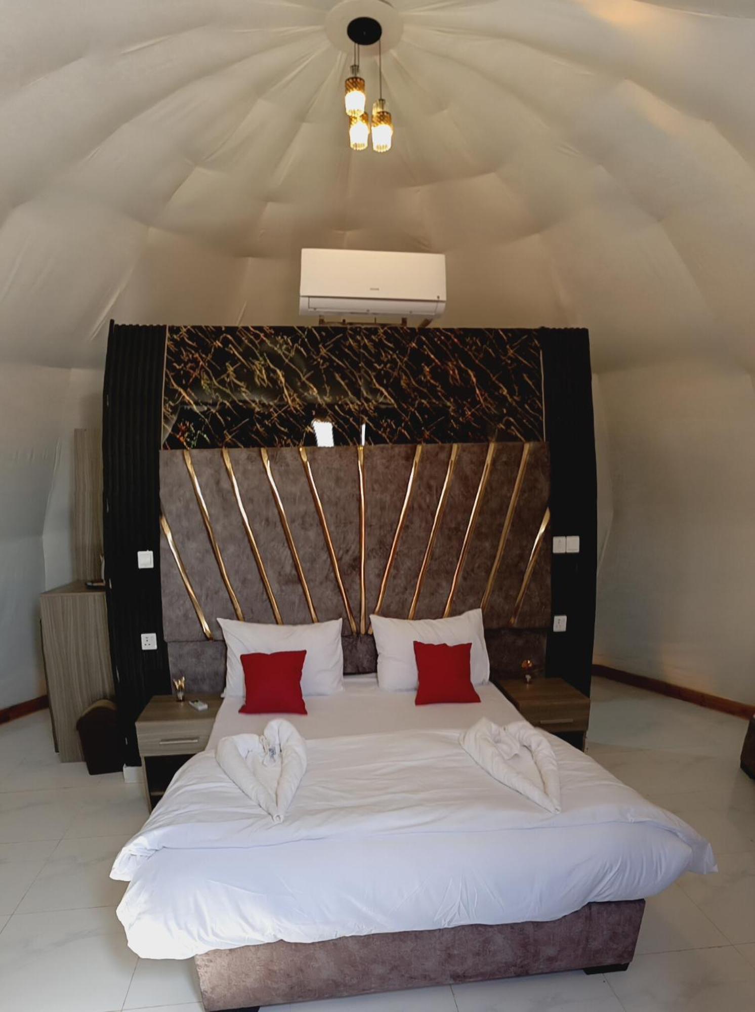 Bed and Breakfast Titanic Camp à Wadi Rum Extérieur photo